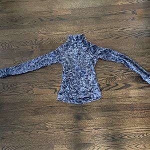 Black and white marble lulu lemon long sleeve quarter zip. Size 4.(DISCONTINUED)